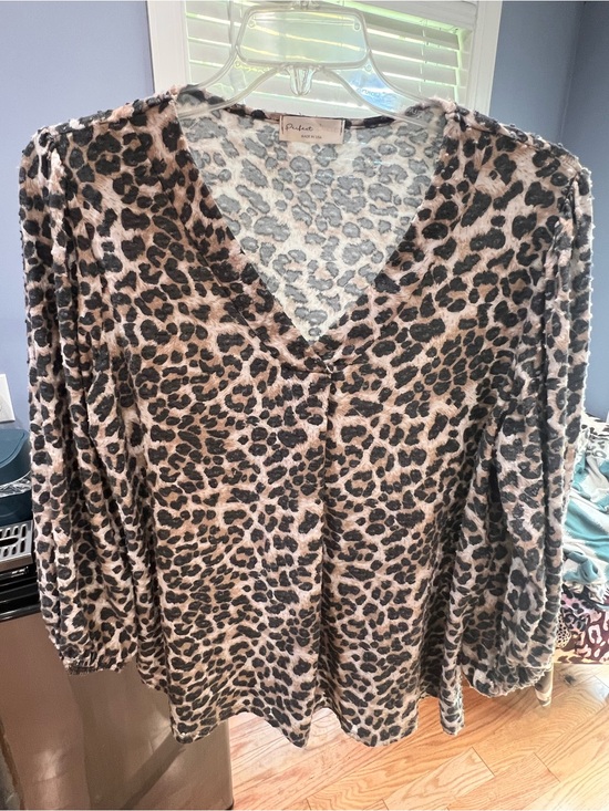Perfect Peach Tops - Perfect Peach long sleeve top Leopard-Print V-Neck Blouse in Taupe and Black